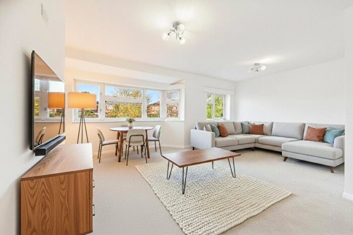 2 Bedroom Maisonette For Sale In Queensway, Maidenhead, Berkshire, SL6