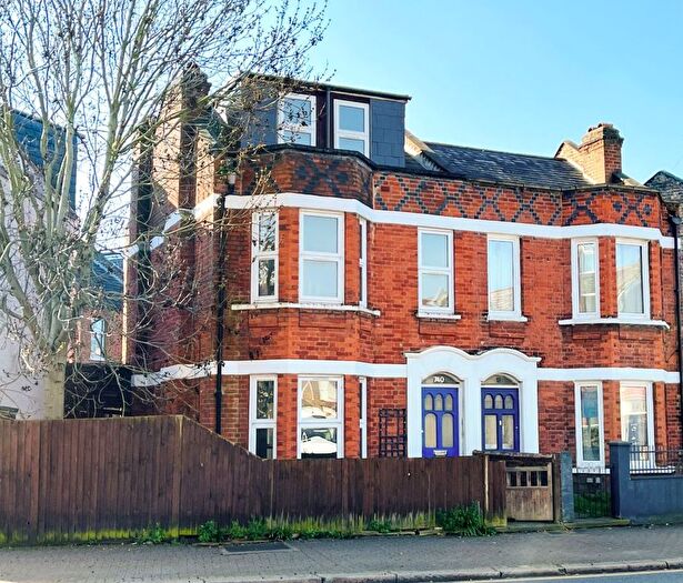 4 Bedroom Semi Detached House For Sale In Garratt Lane, Tooting, SW17