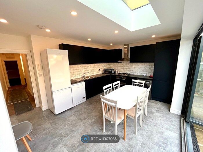 3 Bedroom Flat To Rent In Norroy Road, London, SW15