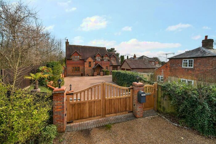 4 Bedroom Detached House For Sale In Bath Road, Knowl Hill, Reading, RG10