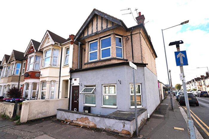 2 Bedroom Flat To Rent In Bournemouth Park Road, Southend-On-Sea, SS2