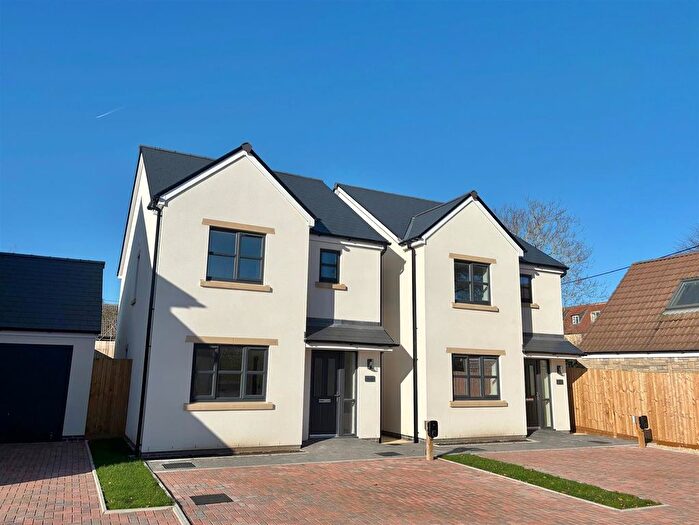 3 Bedroom Detached House For Sale In The Robins, Frome, BA11