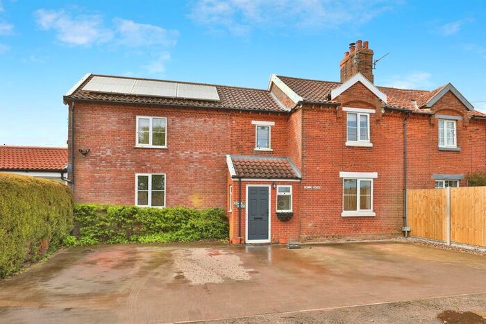 4 Bedroom Semi-Detached House For Sale In King Row, Shipdham, Thetford, IP25