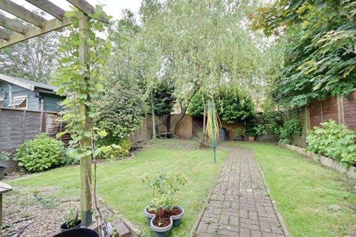 3 Bedroom End Of Terrace House For Sale In Milton Road, Cowplain, Waterlooville, PO8