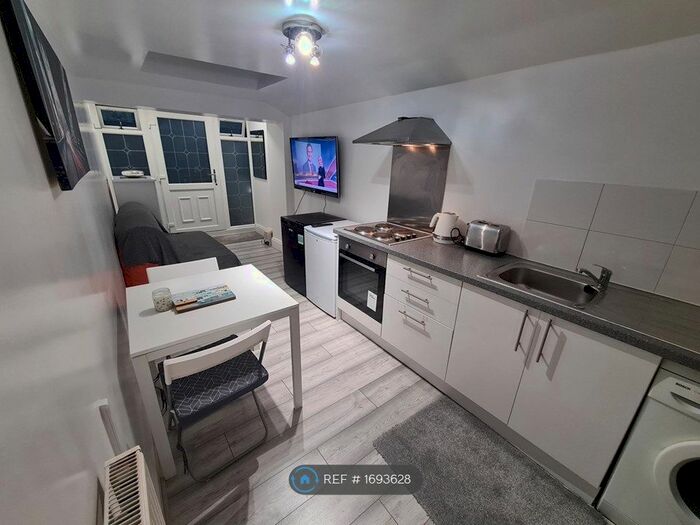 1 Bedroom Flat To Rent In Glebelands Avenue, Ilford, IG2