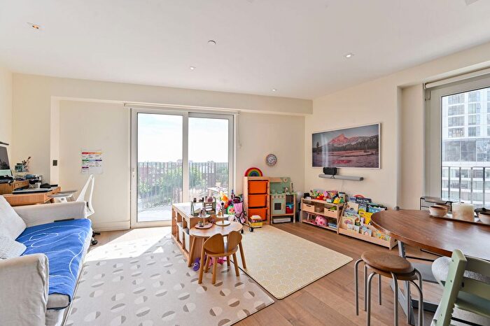 2 Bedroom Flat To Rent In Exchange Gardens, Vauxhall, London, SW8