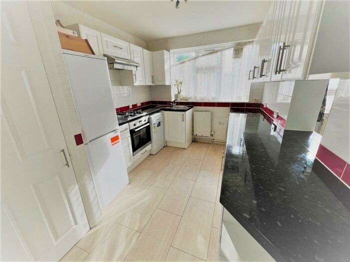2 Bedroom Apartment To Rent In High Road, London, N11