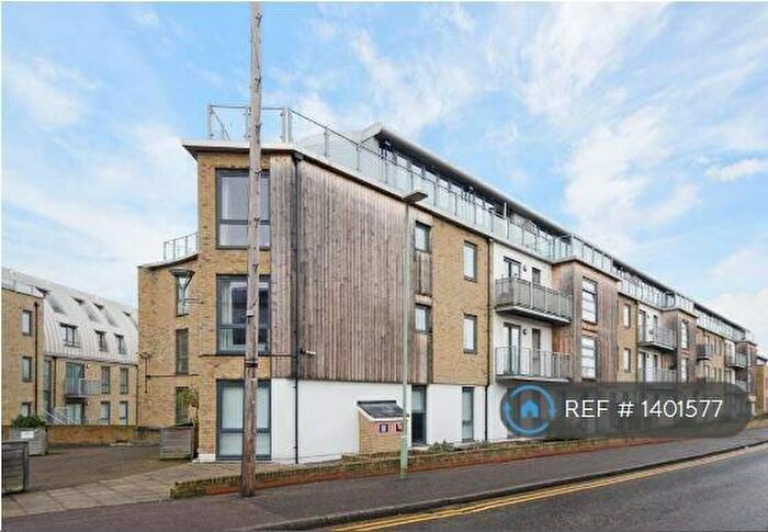 2 Bedroom Flat To Rent In Mead Lane, Hertford, SG13