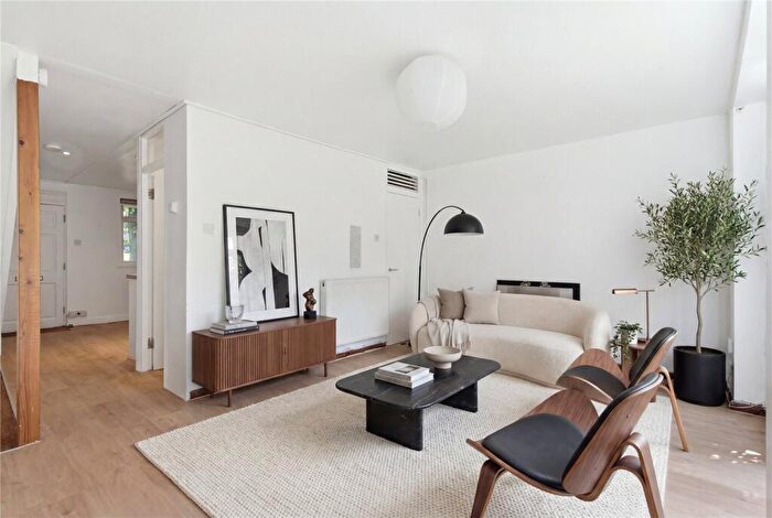 3 Bedroom Maisonette For Sale In Spring Gardens, London, N5