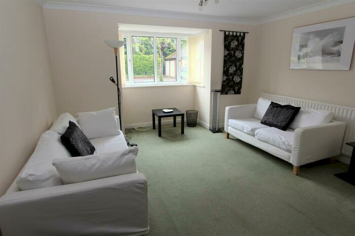 2 Bedroom Flat To Rent In The Gables, North Park Avenue, LS8