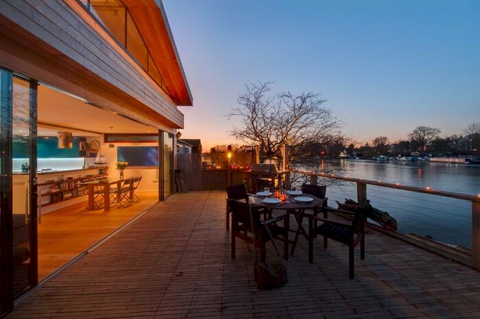 2 Bedroom Property To Rent In Thames Street, Hampton, TW12