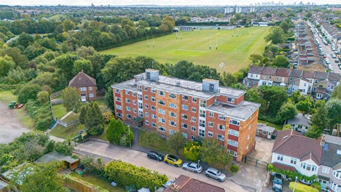1 Bedroom Apartment For Sale In Durham Avenue, Woodford Green, IG8