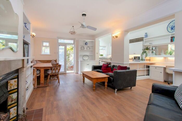 2 Bedroom Flat To Rent In Mayford Road, SW12