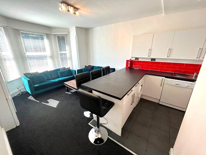 5 Bedroom Flat To Rent In Third Avenue, Nottingham, NG7