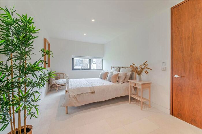 2 Bedroom Apartment To Rent In Oval Road, Camden, NW1