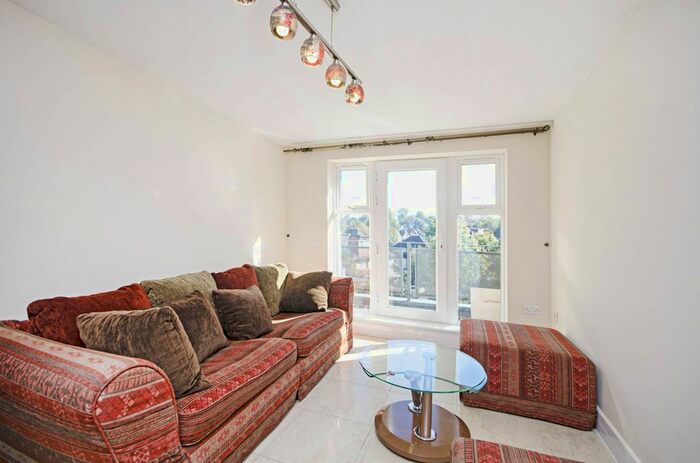 2 Bedroom Flat To Rent In Greyhound Hill, Hendon, London, NW4