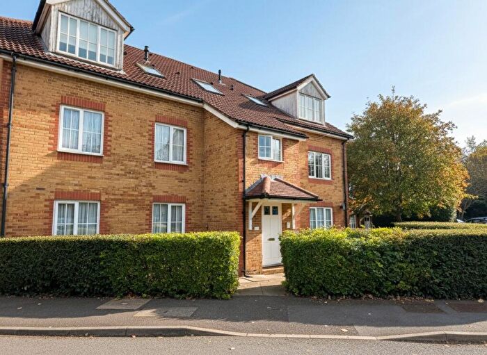 1 Bedroom Flat For Sale In Aspen Vale, Whyteleafe, CR3