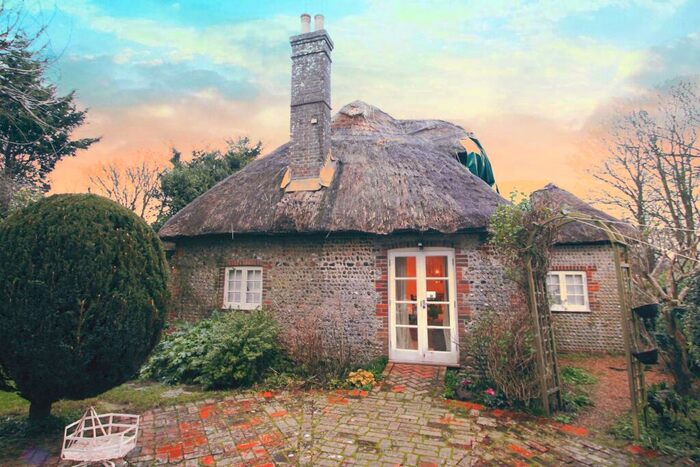 4 Bedroom Cottage To Rent In Climping, BN17