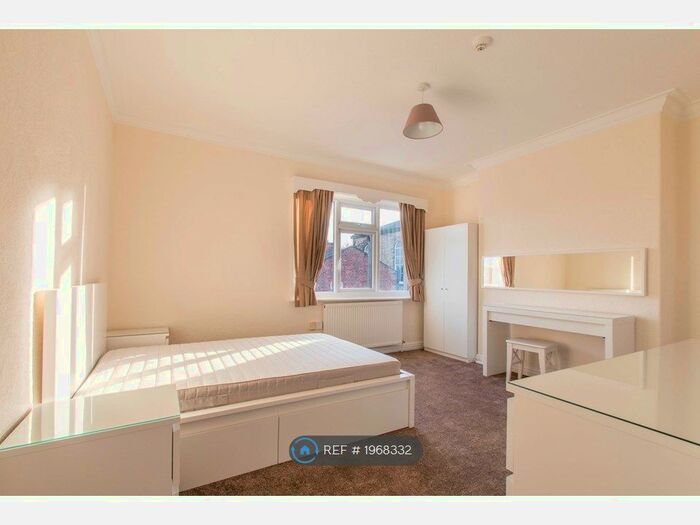 1 Bedroom Flat To Rent In Hawthorn Vale, Leeds, LS7