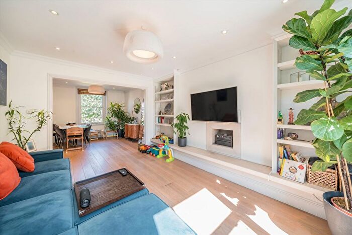 3 Bedroom Flat To Rent In St. James Gardens, Holland Park, W11