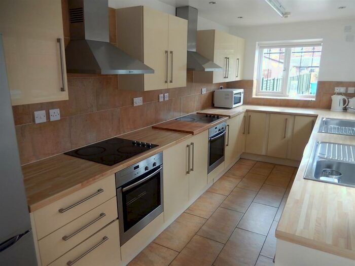 6 Bedroom Property To Rent In Beverley Road, Hull, HU6