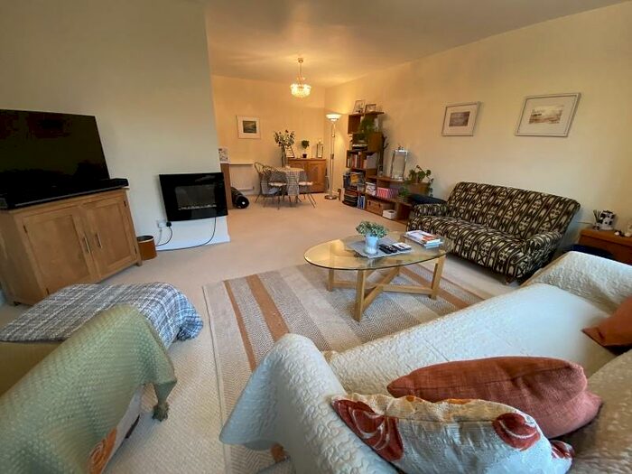 2 Bedroom Flat To Rent In Cavendish Court, Park Avenue, Southport, Merseyside., PR9