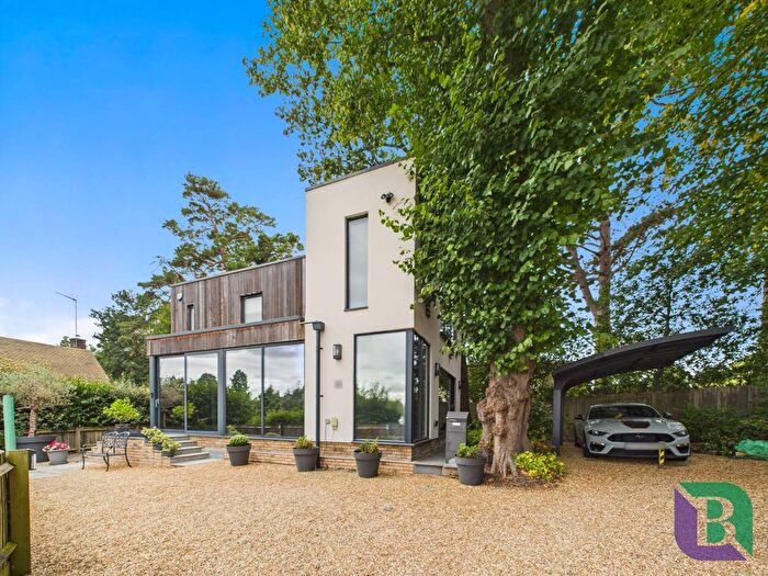 3 Bedroom Detached House For Sale In The Mount, Aspley Guise, MK17