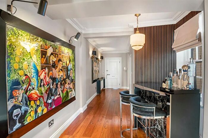 4 Bedroom Flat To Rent In Malvern Court, Onslow Square, South Kensington, SW7