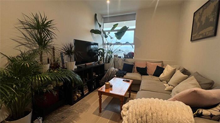 2 Bedroom Flat To Rent In Compass Court, RG12