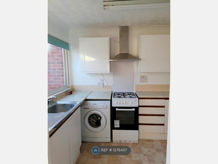 3 Bedroom Semi-Detached House To Rent In Devitt Close, Reading RG2