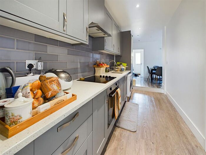 3 Bedroom Flat To Rent In London Road, Twickenham, TW1