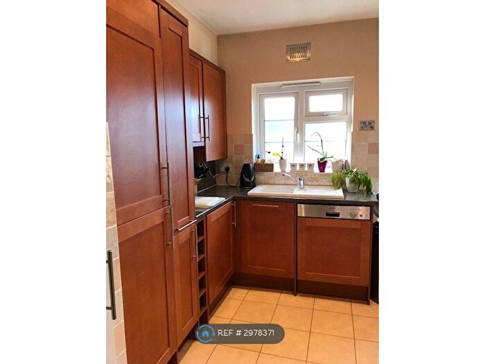2 Bedroom Flat To Rent In Linksview, London, N2