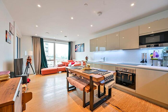1 Bedroom Flat For Sale In Sayer Street, Elephant And Castle, London, SE17