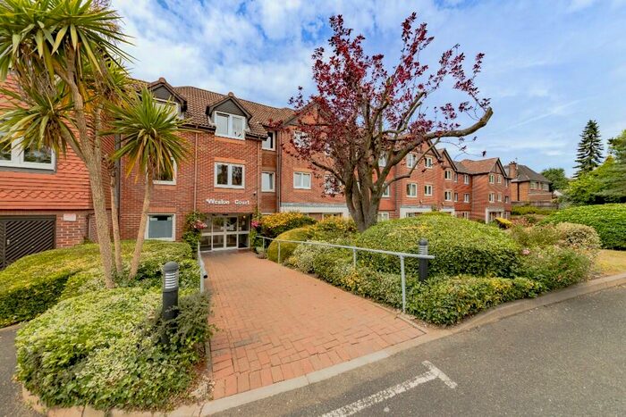 1 Bedroom Retirement Property For Sale In Farnham Close, London, N20