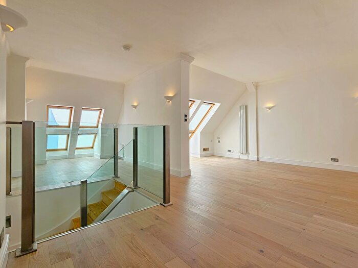 3 Bedroom Flat To Rent In Hulme Place, London, SE1