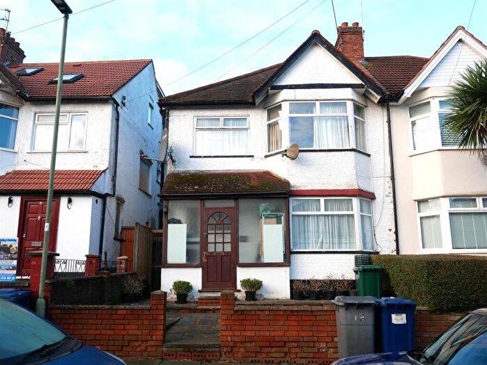 3 Bedroom Semi-Detached House For Sale In Aprey Gardens, Hendon, NW4