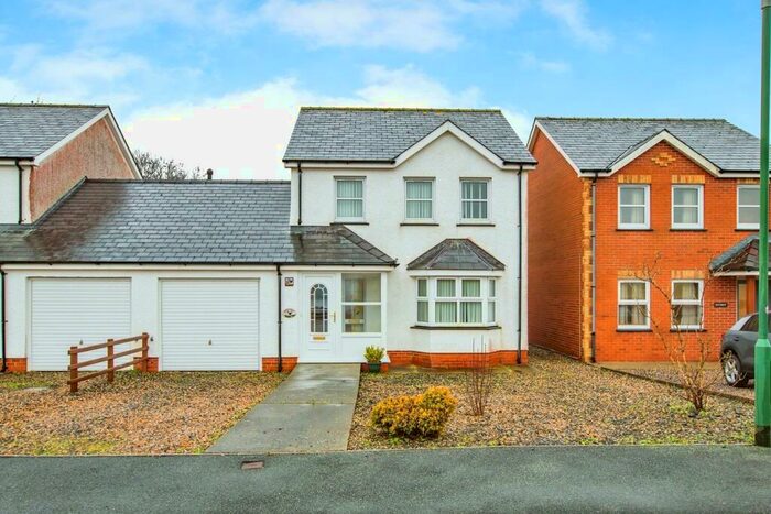 3 Bedroom Link Detached House For Sale In Parc Yr Ynn, Llandysul, SA44