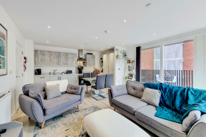 3 Bedroom Apartment To Rent In Regal Walk, Bexleyheath, DA6