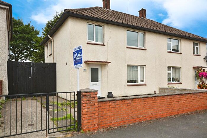 3 Bedroom Semi-Detached House For Sale In St. Lawrence Place, Scunthorpe, DN16