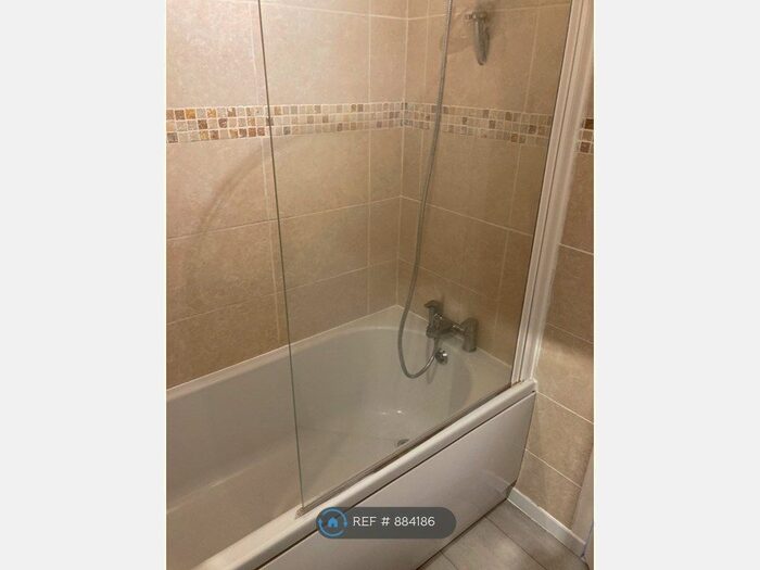 2 Bedroom Flat To Rent In Chessington Hall Gardens, Chessington, KT9