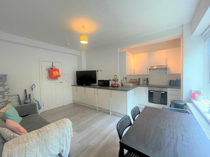 4 Bedroom Flat To Rent In Nevitt House, New North Road, Old Street, N1