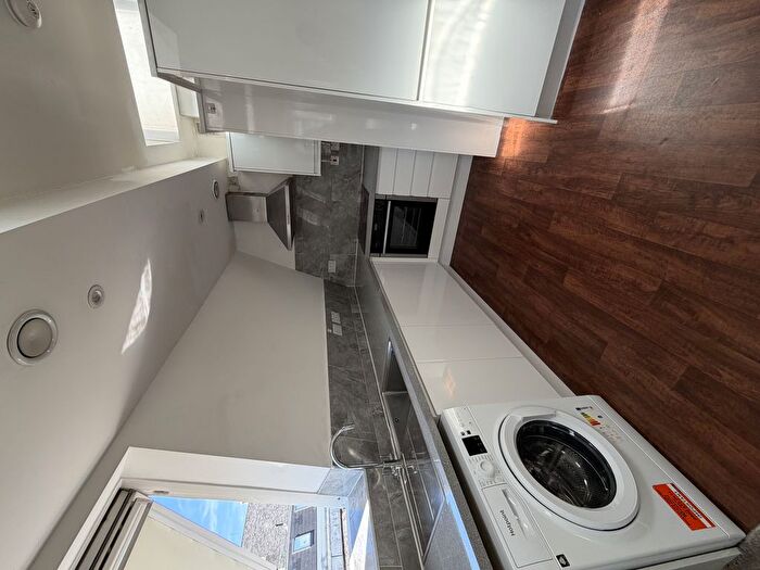 Studio To Rent In High Road, Ilford, Essex, IG3