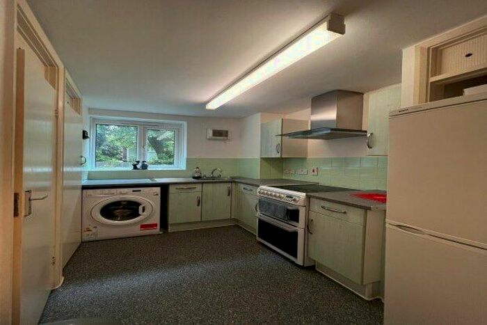 2 Bedroom Flat To Rent In Victoria Grove, London, N12