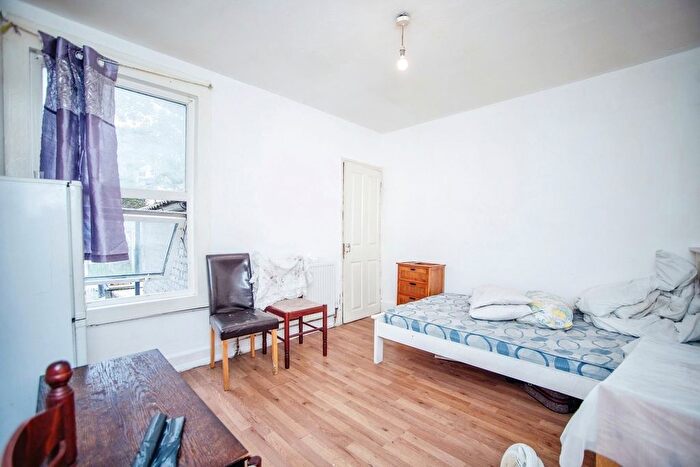 3 Bedroom Terraced House For Sale In Luton Road, Chatham, ME4