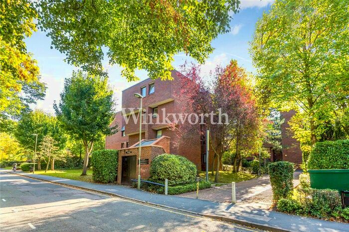 3 Bedroom Flat To Rent In Chandos Way, London, NW11