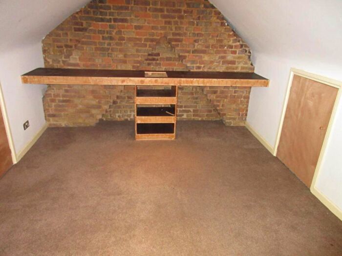 2 Bedroom Flat For Sale In Park Road, Westcliff On Sea, SS0