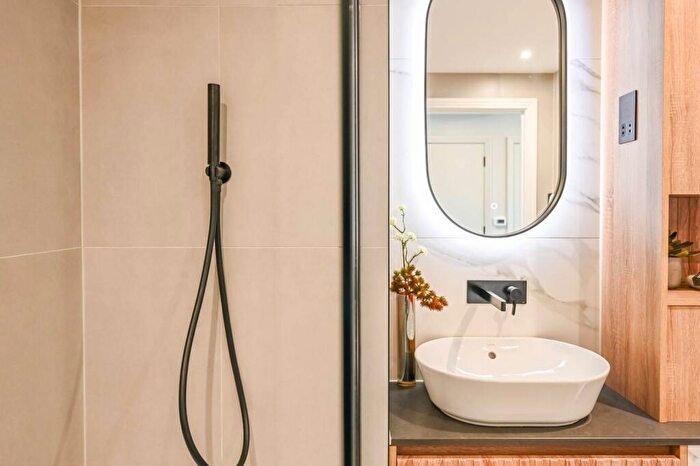 1 Bedroom Flat For Sale In Queens Cross, Royal Docks, E16