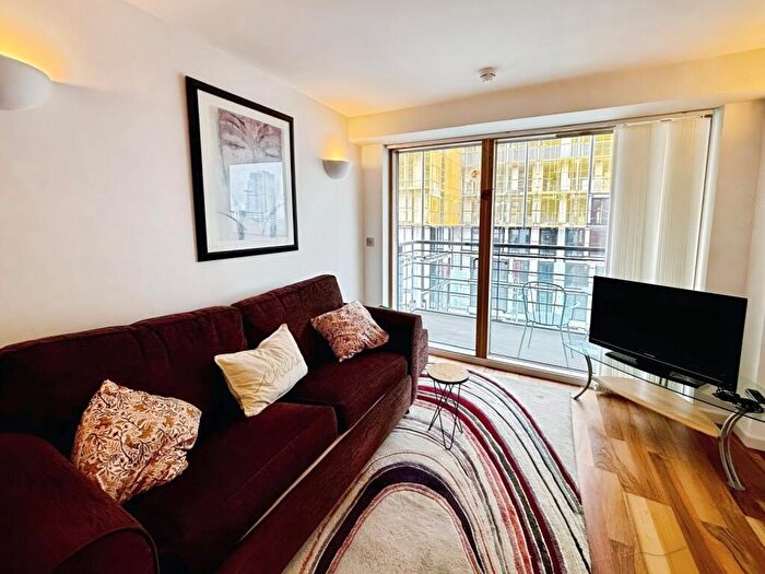 2 Bedroom Flat To Rent In Riverside Way, Leeds, West Yorkshire, LS1