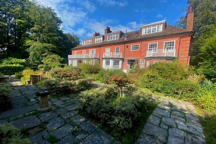 2 Bedroom Flat To Rent In Farnham Lane, Haslemere, Surrey, GU27