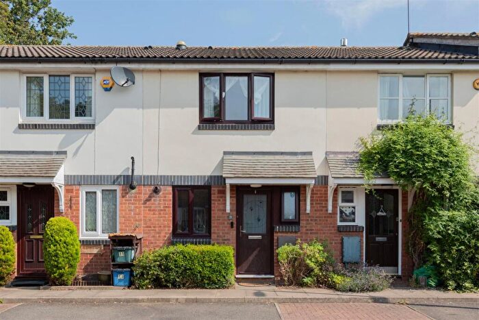2 Bedroom House For Sale In Grove End, South Woodford, E18
